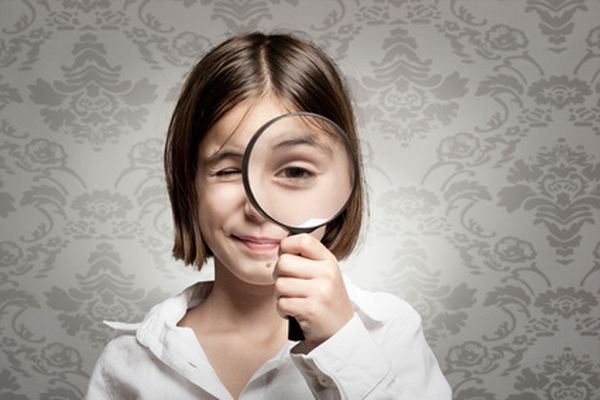 L'enfant regarde à la loupe - Photo :  Xavier Gallego Morel.