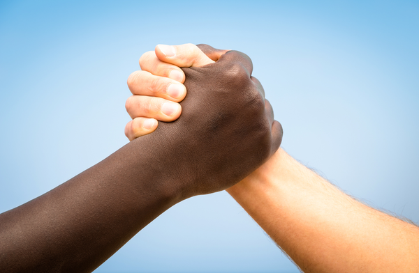 Main dans la main © ViewApart - Fotolia.com