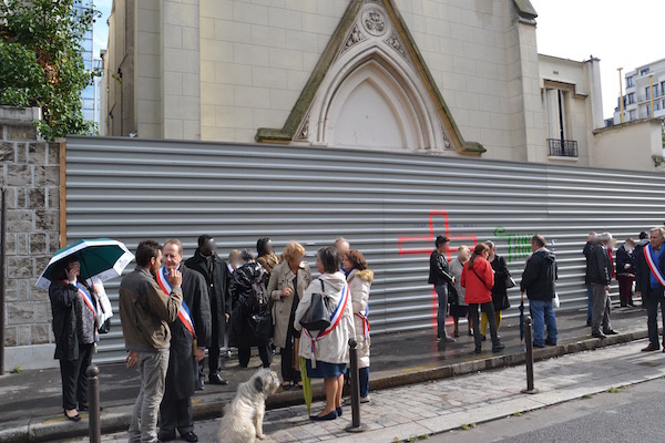 Les élus (Les Républicains) empêchent l'entreprise de démolition d'intervenir du 5 au 9 octobre 2015 © VD -PT.