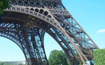 Les habitants bûchent sur le Champ de Mars