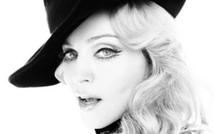 Rassemblement de fan de Madonna sur le Champ de Mars