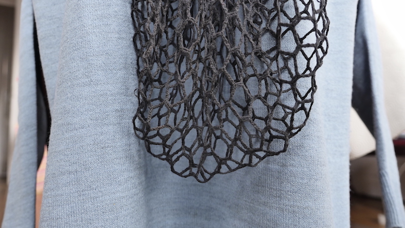 Sac à provision en crochet et robe en laine des années 1970 - slow fashion