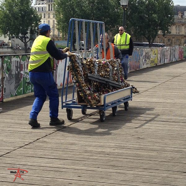 Le Pont des Arts délivrés de ces amours © Inès Moussali Le Pont des Arts délivrés de ces amours © Inès Moussali